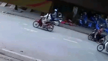 Người phụ nữ dừng xe giữa đường khiến nam thanh niên tông trúng ngất xỉu