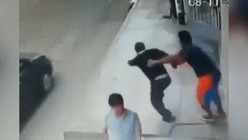 Mang cả ô tô đi cướp điện thoại và màn tẩu thoát ngoạn mục như phim