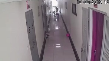 Nô đùa ở chung cư, 2 bé trai bị hàng xóm tung 'cú tát trời giáng'