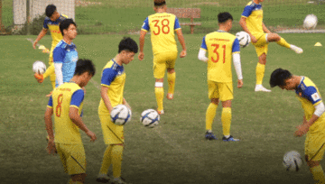 Đình Trọng cùng các đồng đội phô diễn kỹ năng tâng bóng