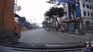 Xe tải đánh lái bất ngờ khiến 'Nữ Ninja' ngã sấp mặt