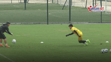 Bùi Tiến Dũng trổ tài 'bay lượn' khi tập luyện cùng U23 Việt Nam