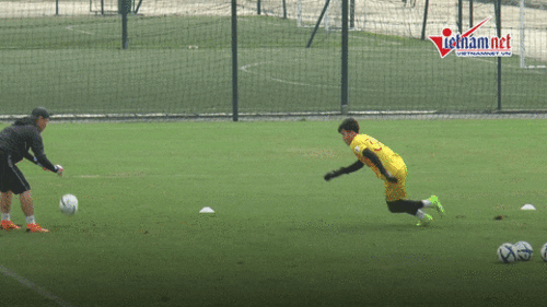 Bùi Tiến Dũng trổ tài 'bay lượn' khi tập luyện cùng U23 Việt Nam
