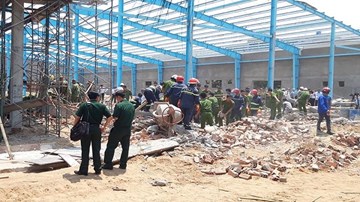 Sập tường nhà xưởng công ty may, 5 công nhân thiệt mạng