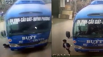 Đứng tim nhìn bé trai thoát chết trước đầu xe buýt lao vun vút