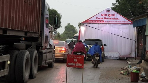 Hải Dương: Rạp cưới chình ình giữa quốc lộ, ngàn xe vun vút lách qua