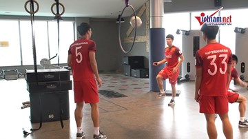 Đình Trọng, Văn Hậu biểu diễn kỹ thuật chuyền bóng qua vòng tại phòng gym