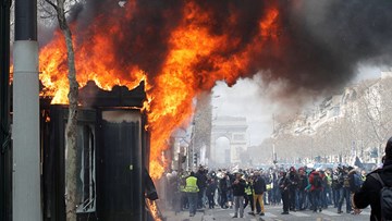 Người biểu tình áo vàng ném đá cảnh sát, phóng hỏa nhiều nơi