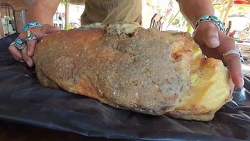 Nhặt được bãi nôn cá nhà táng quý hiếm rao bán 12 tỷ