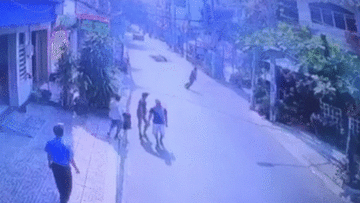 Tên cướp bị đá văng xuống đường khi đang phóng xe tốc độ chóng mặt