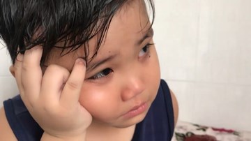 Ông bố 'ngã ngữa' khi dạy con học đánh vần