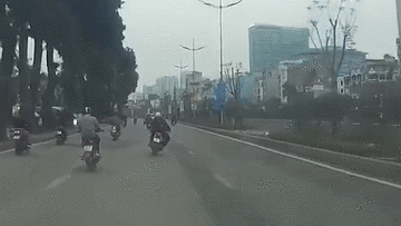 Húc văng cô gái sang đường... và hành động đáng lên án của nam thanh niên