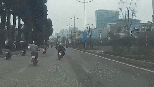 Húc văng cô gái sang đường... và hành động đáng lên án của nam thanh niên