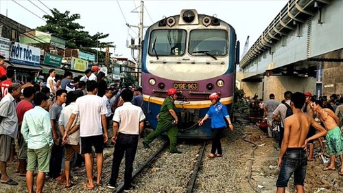 Nâng toa tàu, giải cứu người đàn ông thoát chết hy hữu