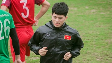 Trung vệ Đình Trọng tập luyện riêng cùng bác sĩ Hàn Quốc