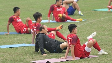 HLV Park cùng các cầu thủ U23 Việt Nam luyện tập 'bài lạ'