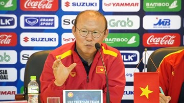 HLV Park Hang Seo 'phản pháo' phóng viên, bảo vệ 'trò cưng' Quang Hải