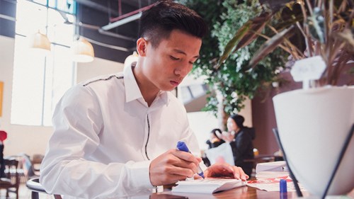 U23 Việt Nam đấu Indonesia, Trung vệ Bùi Tiến Dũng khai trương quán cà phê