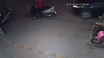 Ngồi trên xe sử dụng điện thoại, nữ 'ninja' bị ô tô húc ngã lộn nhào
