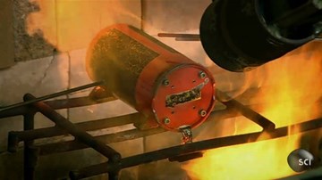 Vì sao hộp đen máy bay có thể sống sót sau những tai nạn thảm khốc?