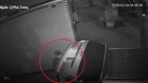 Đánh ô tô đi bẻ gương, trộm 2 xe máy lúc 4 giờ sáng