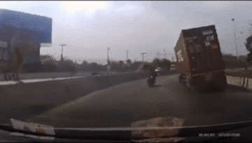 Đi vào khúc cua cùng xe container, cặp đôi thoát chết trong gang tấc