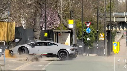 Siêu xe Lamborghini Huracan Performante nát bét sau màn khoe của ông chủ