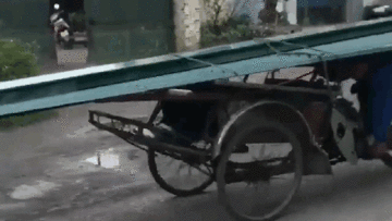 Người đàn ông úp bụng lên yên xe, chở tôn như 'diễn xiếc' trên đường