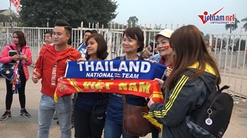 CĐV U23 Việt Nam - Thái Lan ôm nhau nhảy múa, đốt pháo sáng trước trận