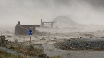 Mưa bão cuốn phăng cây cầu lớn ở New Zealand