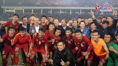 Thủ tướng, Chủ tịch Quốc hội xuống sân ôm thầy Park, chúc mừng U23 Việt Nam
