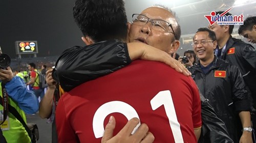 Thầy Park ôm chặt Đình Trọng, cảm ơn tinh thần thi đấu hết mình của học trò