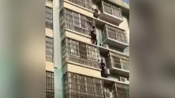 Giải cứu bé trai treo lơ lửng ở tầng 4 chung cư