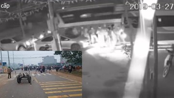 Khoảnh khắc xe khách lao vào đoàn người đưa tang khiến 7 người chết