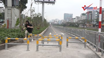 Phố đi bộ dài nhất thủ đô lắp thêm 3 lớp hàng rào barie để…chặn xe máy