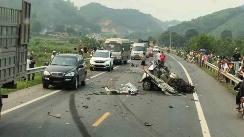 Xe ôtô nát vụn khi đấu đầu xe ben, 1 người tử vong