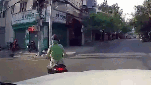 Nữ 'ninja' chạy xe theo kiểu thích thì rẽ gây sốt ngày Cá tháng Tư