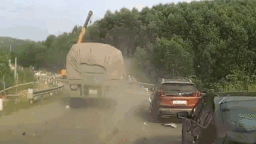 Tai nạn kép hy hữu: xe tải lao thẳng vào xe cẩu đang cứu nạn xe container