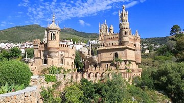 Bác sĩ Tây Ban Nha dành 7 năm xây lâu đài đồ sộ để tưởng nhớ thần tượng