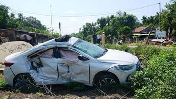 Tàu hỏa húc xế hộp bẹp dúm, 3 người kẹt cứng trong xe