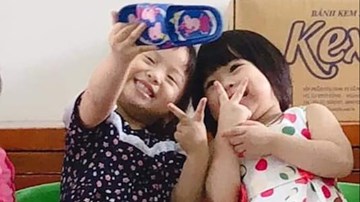 2 bé gái cầm dép selfie trong lớp gây sốt cộng đồng mạng