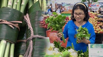 Khách hàng Thủ đô thích thú mua các sản phẩm rau củ gói bằng lá chuối