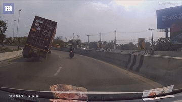 Đi sát xe container, tài xế xe máy suýt bị đè bẹp