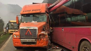 Xe khách cắm đầu vào xe container trên đèo Hua Tạt