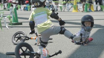Tay đua nhí 'vứt xe' đỡ 'đối thủ' bị ngã tiếp tục cuộc đua gây sốt