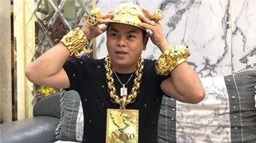 Phúc XO lại chơi bạo: Mũ vàng 2kg, đính tên bằng 260 viên kim cương