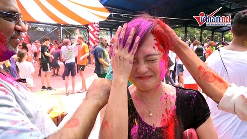 Tưng bừng lễ hội ném bột màu Holi tại Hà Nội