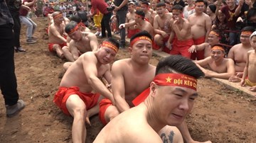 Xem trai làng Hà Thành mình trần chơi kéo co ngồi trong lễ hội đền Trấn Vũ