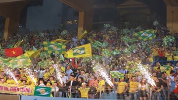 CĐV Nghệ An vượt 300km 'phủ vàng' sân Hàng Đẫy