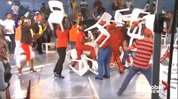 Nghị sĩ Nam Phi dùng ghế 'choảng' nhau trên sóng truyền hình